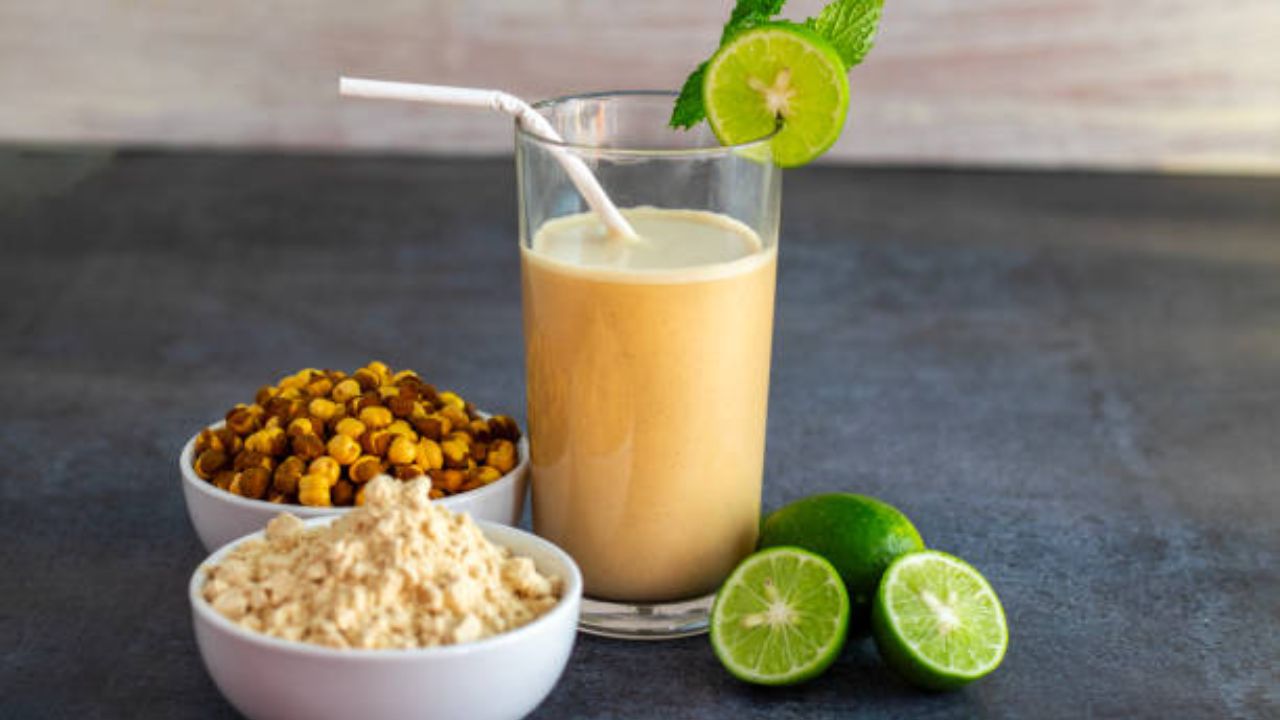 उन्हाळाच्या दिवसांमध्ये सातूच्या पेयाचे नियमित सेवन केले जाते. यामुळे शरीराला तात्काळ ऊर्जा मिळते. पण हिवाळ्यात सत्तूच्या पेयाचे अजिबात सेवन करू नये. यामुळे सर्दी खोकला वाढू लागतो.