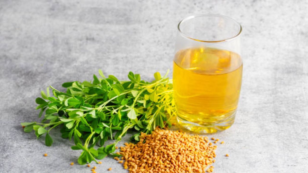 पोटावर वाढलेला चरबीचा घेर कमी करण्यासाठी मेथी दाण्यांचे पाणी प्यावे. या पाण्यात असलेले गुणधर्म शरीरातील घाण बाहेर काढून टाकतात आणि वजन कमी होते. 