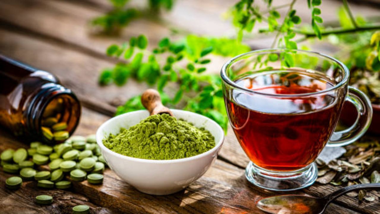 शरीराची कमकुवत झालेली रोगप्रतिकारशक्ती सुधारण्यासाठी मोरिंगाच्या पानांचा चहा बनवून प्यावा. यामुळे शरीराला भरमसाट फायदे होतात. तसेच शरीरातील लोहाची कमतरता भरून निघते.