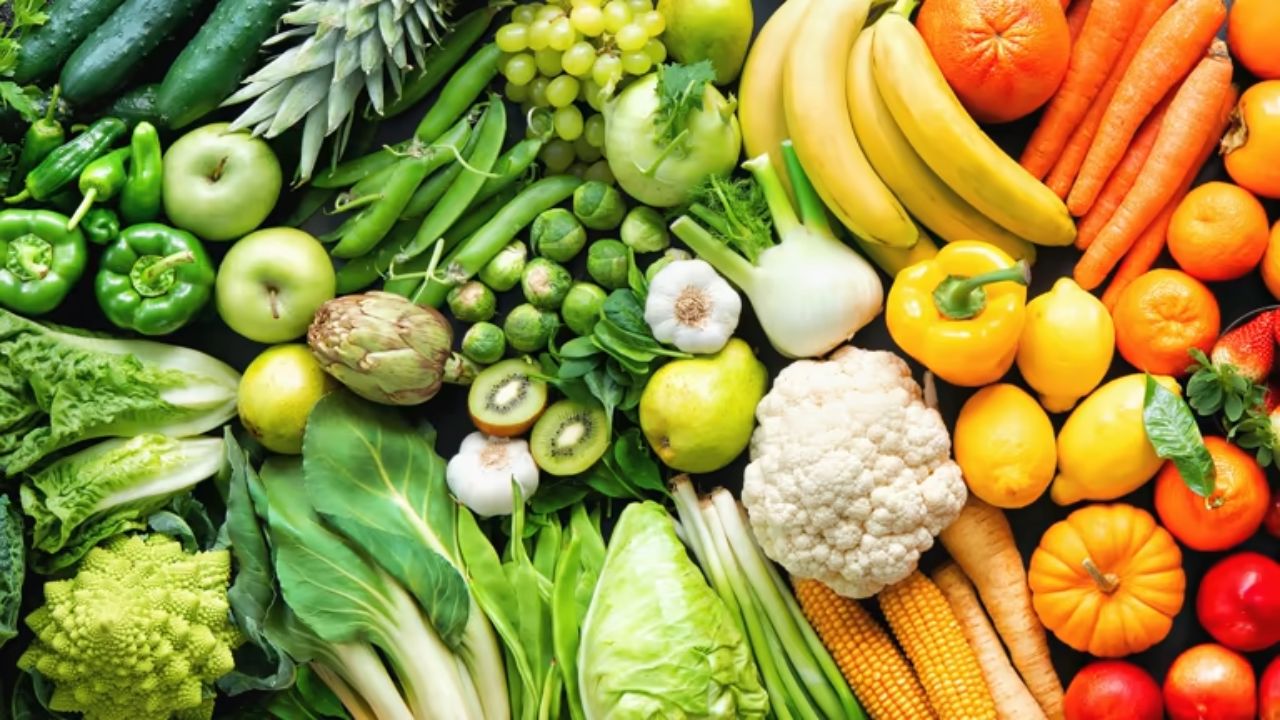 थंडीच्या दिवसांमध्ये बाजारात मोठ्या प्रमाणावर हिरव्या पालेभाज्या उपलब्ध असतात. हिरव्या पालेभाज्यांचे सेवन केल्यामुळे शरीराला भरमसाट फायदे होतात. मधुमेहाने त्रस्त असलेल्या रुग्णांनी नियमित पालेभाज्यांचे सेवन करावे. 