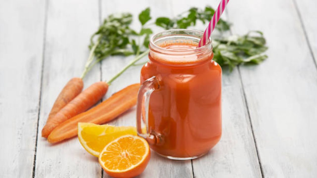 सकाळी उठल्यानंतर नियमित गाजर बीटच्या रसाचे सेवन करावे. यामध्ये असलेल्या बीटा-कॅरोटीन, विटामिन ए आणि विटामिन सी मुळे त्वचेवर चमकदार ग्लो येतो. तसेच यामध्ये असलेल्या कोलेजनमुळे त्वचा खूप जास्त चमकदार होते.