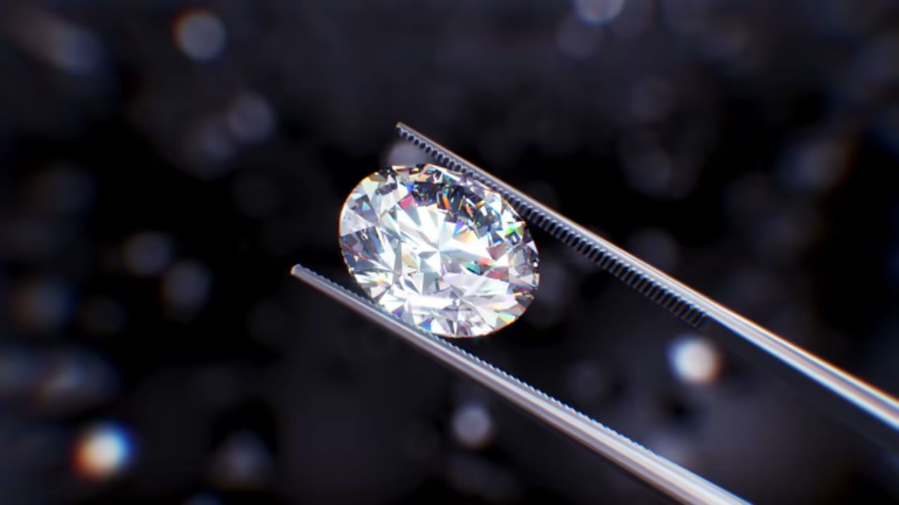 जगभरात पहिले हिरे भारतामध्ये २०००-३००० वर्षांपूर्वी सापडले होते. ऋग्वेद आणि अर्थशास्त्रात हिऱ्यांचा उल्लेख करण्यात आला आहे. हिऱ्यांचा वापर दागिने बनवण्यासाठी नाहीतर प्रकाशाचे अपवर्तन करण्यासाठी केला जात होता. पण कालांतराने हिऱ्यांचे मूल्य वाढले आणि दागिने बनवण्यासाठी हिऱ्यांचा वापर करण्यात आला. 