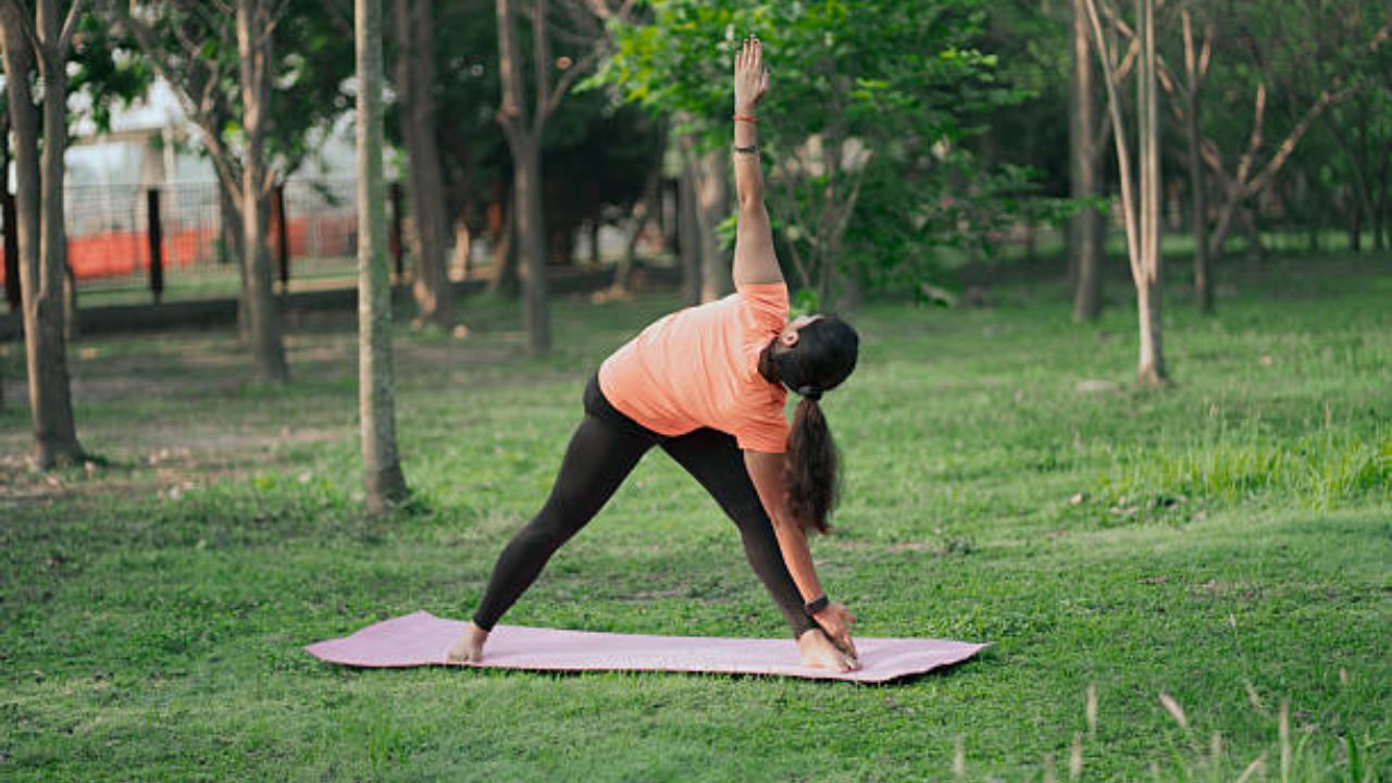 शरीराचे स्नायू कायमच सक्रिय राहण्यासाठी नियमित त्रिकोणासन करावे. पाय, मांड्या, कंबर, हात आणि पाठीतील स्नायू कायमच निरोगी राहतात.