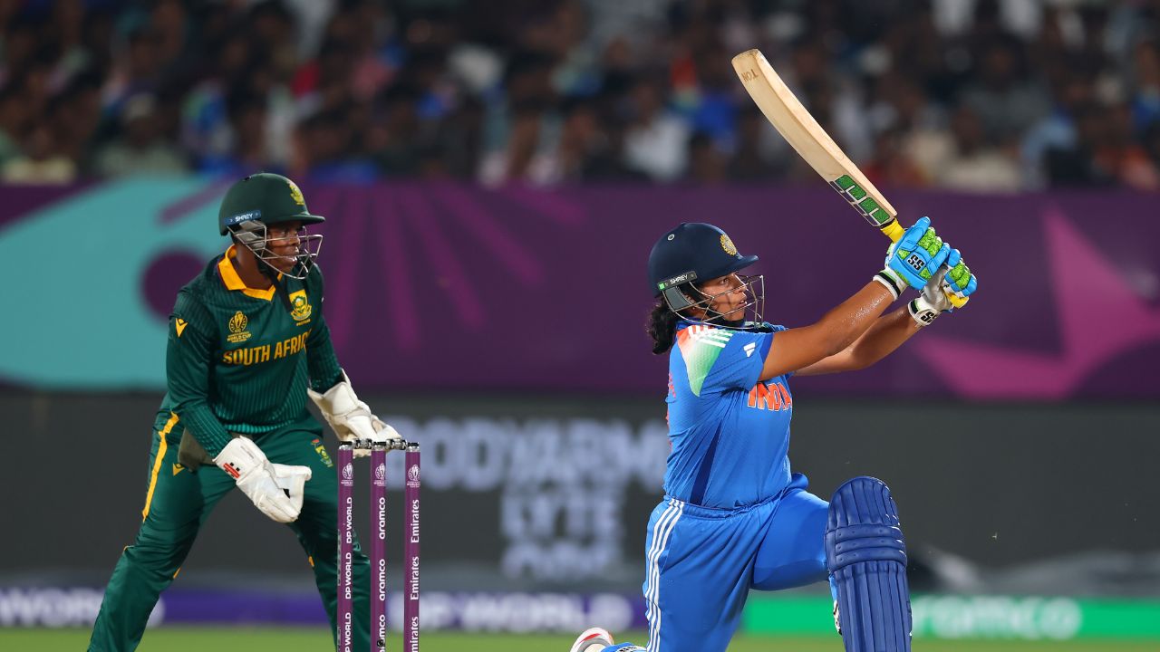 २०१७ पासून या जागतिक स्पर्धेत भारताला पराभूत न करणारा दक्षिण आफ्रिका हा एकमेव संघ आहे. विश्वचषकाच्या इतिहासात, फक्त ऑस्ट्रेलिया (आठ) आणि न्यूझीलंड (पाच) यांनीच यापेक्षा जास्त वेळा सलग सामन्यांमध्ये भारताला पराभूत केले आहे.फोटो सौजन्य - बीसीसीआय