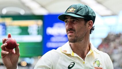 Ashes 2025 : 35 वर्षांत पहिल्यांदाच! मिचेल स्टार्कने 10 विकेट्स घेऊन केला कहर, इंग्लंडच्या फलंदाजांची झाली बत्ती गुल्ल