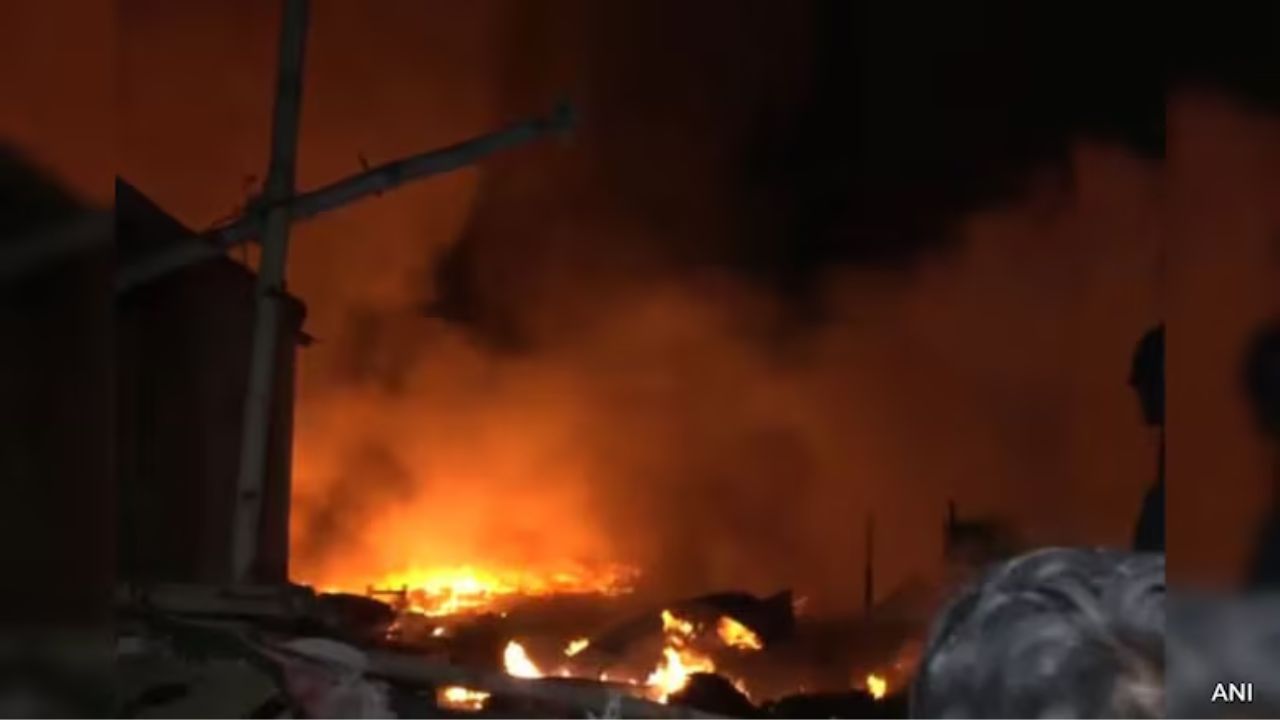 Delhi Blast: मोठी बातमी! दिल्लीतील लाल किल्ल्याजवळ भीषण स्फोट, राजधानीत हायअलर्ट जारी