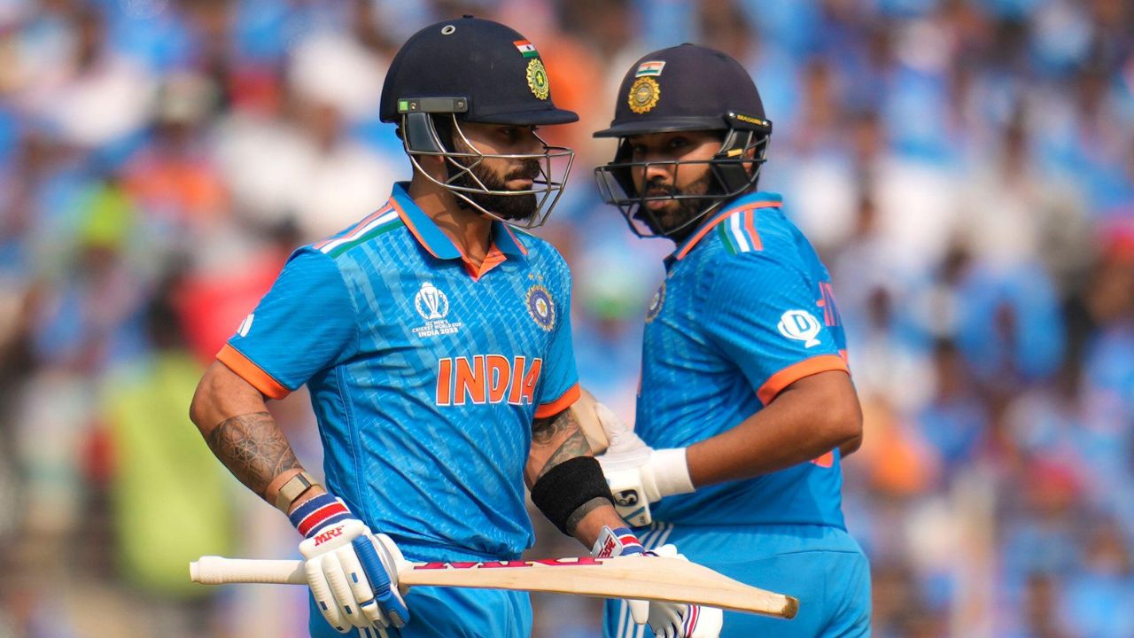 विराट कोहली आणि रोहित शर्मा या दोघांना पुन्हा एकदा भारतीय भूमीवर एकत्र कहर करताना पाहण्यासाठी चाहते उत्सुक आहेत. त्यामुळे या ऐतिहासिक क्षणाचे साक्षीदार होणे त्यांच्यासाठीही अभिमानाची गोष्ट असेल. भारतासाठी सर्वाधिक सामने खेळण्याचा हा विक्रम आहे. फोटो सौजन्य - सोशल मिडिया
