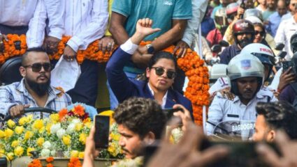 Women’s World Cup जिंकल्यानंतर रिचा घोष बनली DSP! 34 लाख रुपयांचा चेक लागला हाती, गावात करण्यात आले जंगी स्वागत