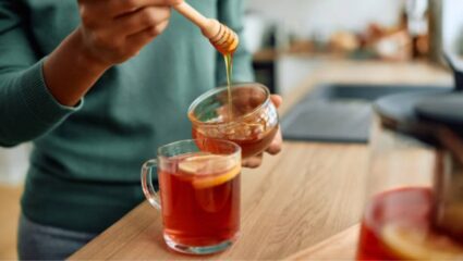 थंडीत नियमित करा १ चमचा मधाचे सेवन! आरोग्यसंबंधित गंभीर आजारांपासून मिळेल कायमची सुटका, शरीर राहील हेल्दी