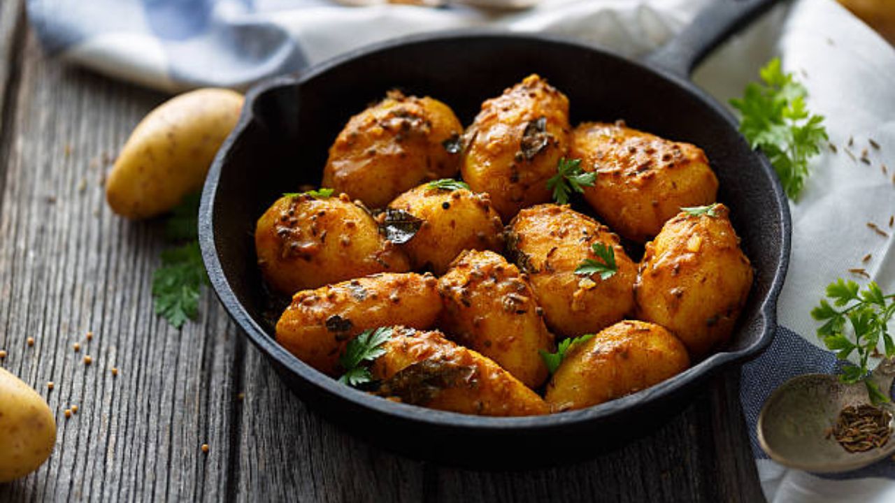 बटाट्याची भाजी सतत गरम केल्यास टॉक्सिक कंपाऊंड्स तयार होतात, ज्यामुळे अन्नातून विषबाधा होण्याची जास्त शक्यता असते.त्यामुळे ज्या पदार्थांमध्ये बटाट्याचा वापर केला असेल त्या भाज्या सतत गरम करू नये. 