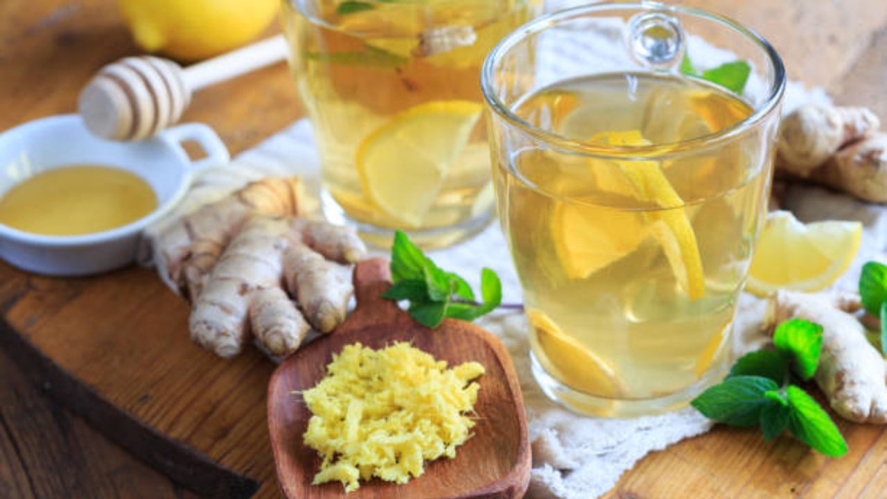 आल्याच्या सेवनामुळे शरीराची पचनक्रिया सुधारते. नियमित आल्याच्या रसाचे सेवन केल्यास शरीरातील विषारी घटक बाहेर पडून जातील आणि आरोग्य सुधारेल. 