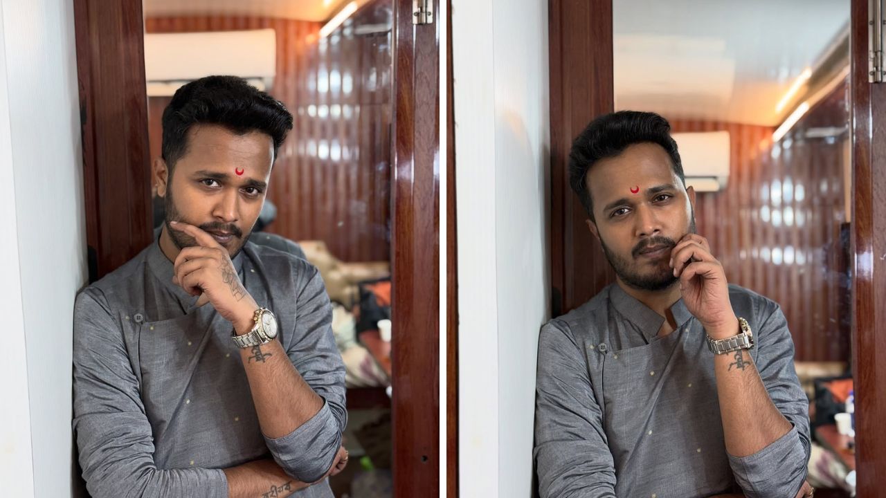 राखाडी रंगांच्या कुर्त्यावर त्याने चंद्रकोर देखील लावली आहे. पारंपरिक आणि मराठमोळ्या अंदाजातील लुकने साऱ्यांचे लक्ष वेधून घेतले आहे. 