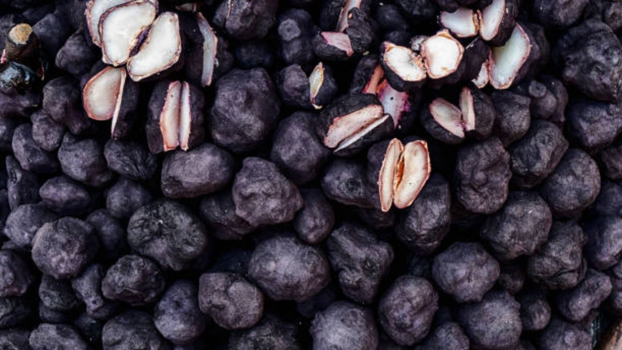 शिंगाड्याचे पीठ आतड्यांच्या आरोग्यासाठी अतिशय प्रभावी ठरते. बद्धकोष्ठता, गॅस, अपचन इत्यादी अनेक समस्यांपासून आराम मिळवण्यासाठी शिंगाड्याच्या पिठापासून बनवलेल्या पदार्थांचे सेवन करावे.