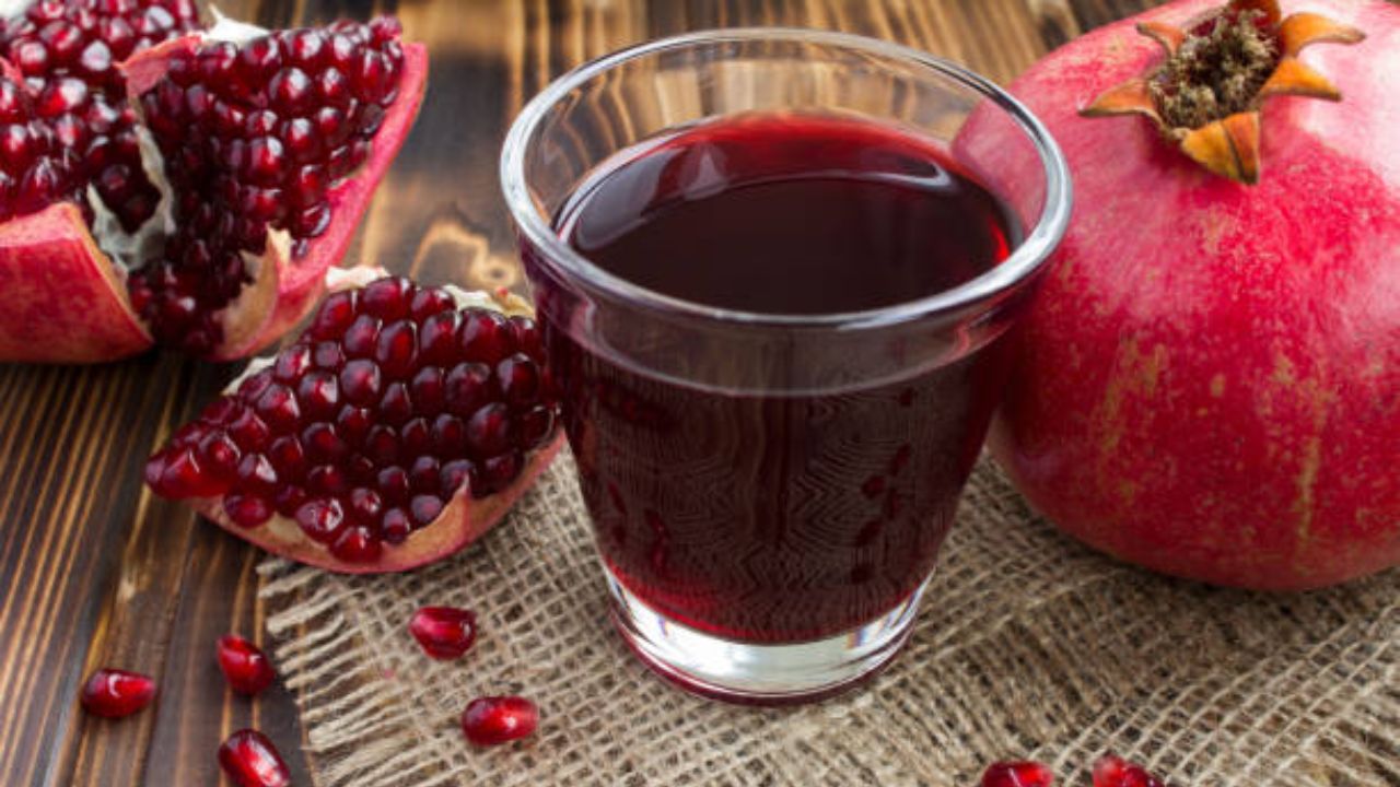 चेहऱ्यावरील हरवलेली चमक वाढण्यासाठी बीट, डाळिंबाच्या रसाचे सेवन करावे. डाळिंब रक्तातील घाण बाहेर काढून टाकण्यासाठी मदत करते. तसेच शरीरात साचून राहिलेले विषारी घटक बाहेर काढून टाकण्यासाठी नियमित बीट, डाळिंबाचा रस प्यावा.