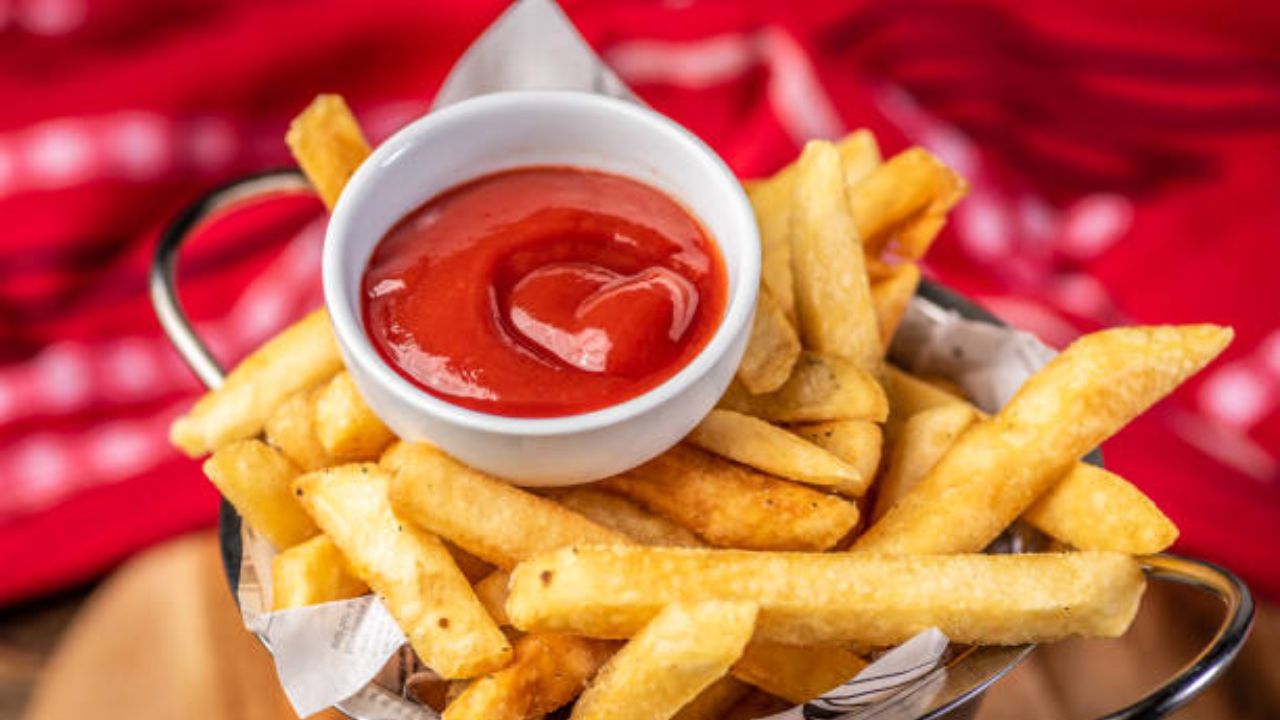 चवीला सुंदर लागणारे सर्वच पदार्थ आरोग्यासाठी चांगले नसतात. त्यामुळे लहान मुलांनानियमित टोमॅटो सॉस खाण्यास देऊ नये. यामुळे शरीरात पोषक घटकांची कमतरता निर्माण होऊ शकते. 