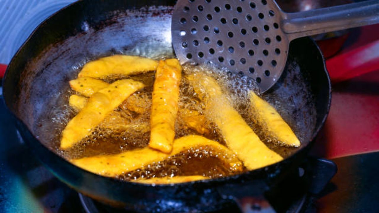 बर्गर, पिझ्झा, फ्रेंच फ्राइज, पॅक फूड आणि फास्ट फूड इत्यादी पदार्थ सहज पचन होत नाही. खाल्लेले अन्नपदार्थ पचन न झाल्यामुळे शरीरात विषारी घटक तसेच साचून राहतात. हे घटक लिव्हरचे नुकसान करतात.