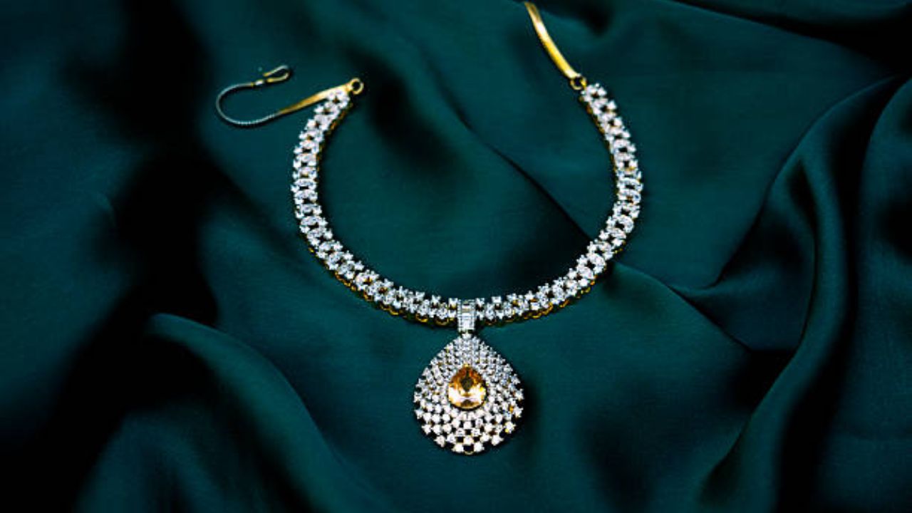  १९ व्या शतकापर्यंत मुघलांनी भारतावर राज्य केले होते. त्यांच्या राजवटीमध्ये अनेक दुर्मिळ वस्तू मुघल दरबाराचा भाग बनल्या होत्या, ज्यामध्ये हिरे आणि इतर दागिन्यांचा समावेश होता. जगप्रसिद्ध कोहिनूर हिरा पहिल्या मुघल दरबाराचा भाग होता. मान्यतेनुसार, एक हजार वर्षांआधी हिरे केवळ भारतात अस्तित्वात होते. 