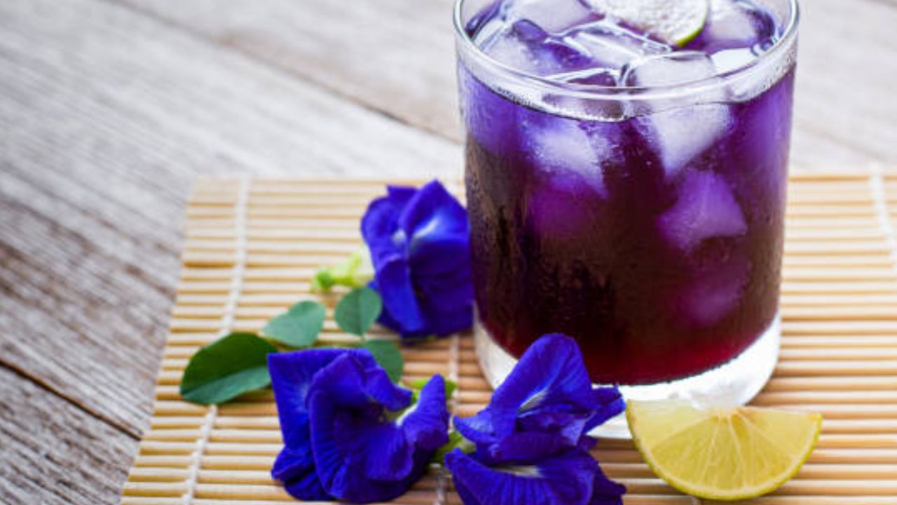 डोळ्यांची कमी झालेली दृष्टी सुधारण्यासाठी गोकर्ण अतिशय प्रभावी ठरते. त्यामुळे नियमित गोकर्णाच्या फुलांचा चहा किंवा काढा प्यावा. यामुळे त्वचेलासुद्धा अनेक फायदे होतील. 