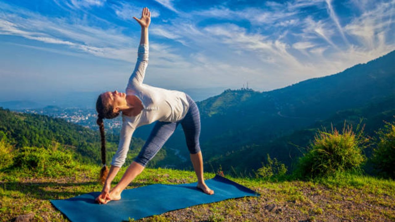 पोटावर वाढलेला चरबीचा घेर कमी करण्यासाठी कायमच योगासने करणे आवश्यक आहे. सकाळी उठल्यानंतर त्रिकोणासन केल्यास महिनाभरात पोट आणि मांड्यावर वाढलेला चरबीचा घेर कमी होईल.