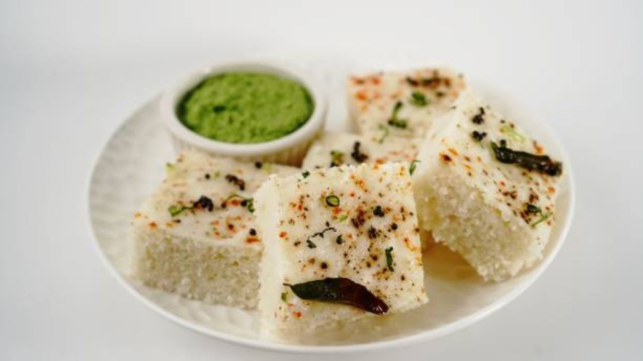 तोच ठराविक ढोकळा खाऊन कंटाळा आला आहे? मग सोप्या पद्धतीमध्ये बनवा चविष्ट पोह्यांचा ढोकळा