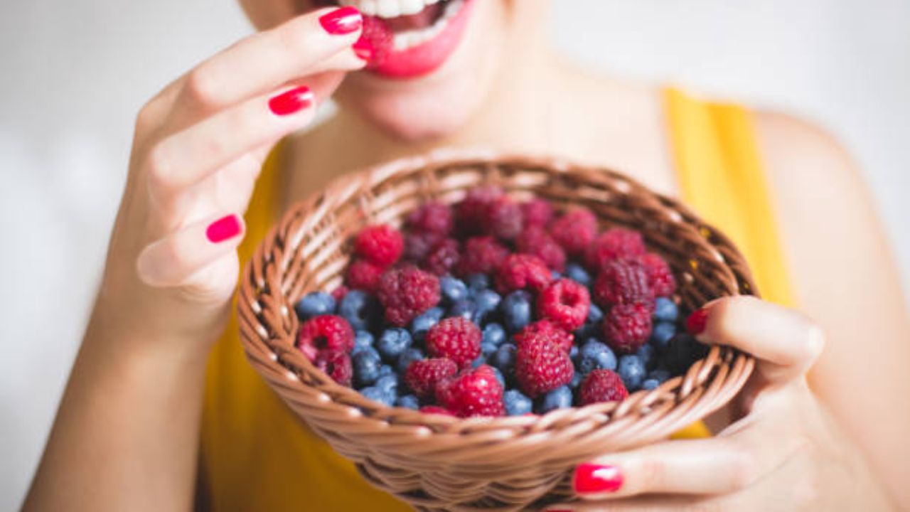 बेरीमध्ये असलेल्या दाहक विरोधी गुणधर्मांमुळे शरीरातील दाह कमी होतो आणि शरीर कायम फ्रेश राहते. याशिवाय बेरीज खाल्यामुळे कॅन्सरसारख्या गंभीर आजाराच्या पेशी नष्ट होतात. 