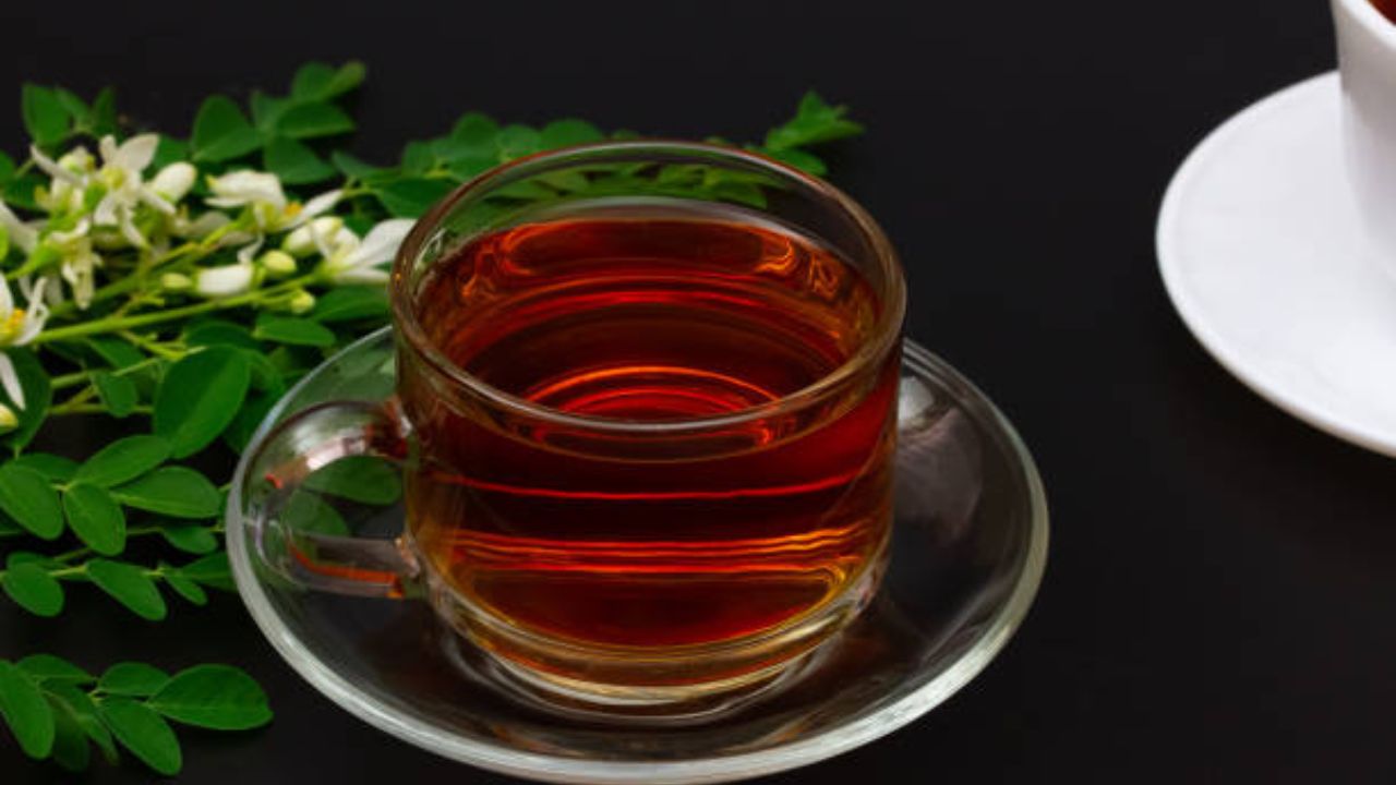 मोरिंगमध्ये भरपूर प्रमाणात फायबर आढळून येते. फायबर युक्त पेयांचे सेवन केल्यामुळे शरीराची बिघडलेली पचनक्रिया सुधारते आणि आतड्यांचे कार्य सुलभ राहते.