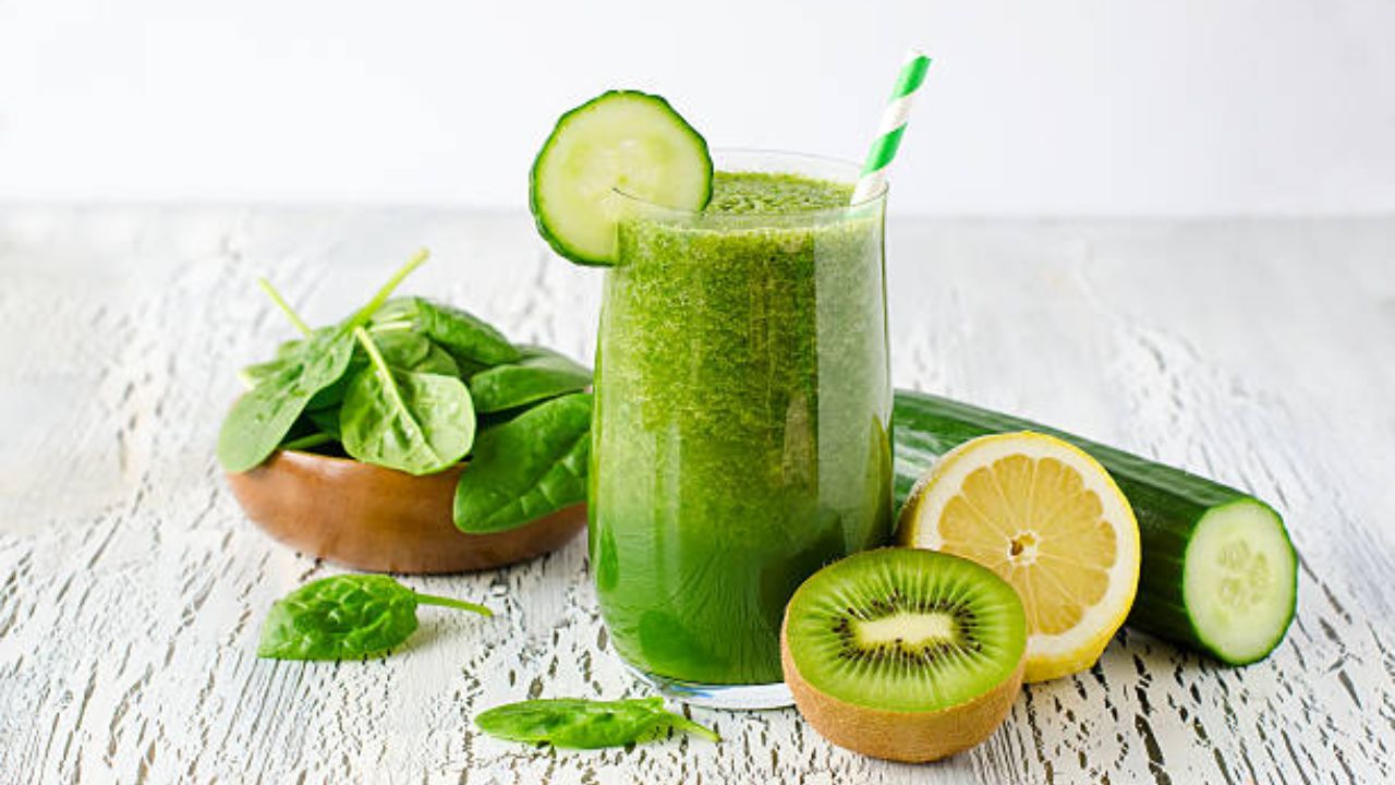 हिरव्या पालेभाज्यांचे सेवन केल्यामुळे शरीराला भरमसाट फायदे होतात. चेहऱ्यावर वाढलेल्या सुरकुत्या, पिंपल्स आणि काळे डाग कमी करण्यासाठी पालक, किवीच्या रसाचे सेवन करावे. यामुळे त्वचेचा काळवंडलेला रंग सुधारतो.