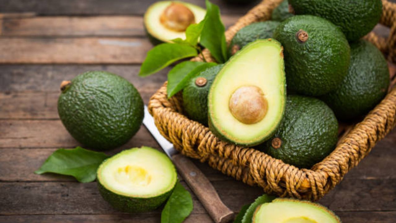 एवोकॅडो खायला कोणालाच आवडत नाही. पण यामध्ये असलेल्या निरोगी चरबी आणि पोटॅशियममुळे शरीराला भरपूर फायदे होतात. शरीरात वाढलेली कोलेस्ट्रॉलची पातळी नियंत्रणात ठेवण्यासाठी एवोकॅडो खावे. 