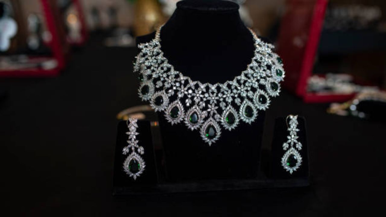 भारतातील पहिला हिरा अलेक्झांडर द ग्रेटने इसवी सन पूर्व ३२७ मध्ये युरोपमध्ये घेऊन गेले. पण दागिने तयार करण्यासाठी हिऱ्यांचा वापर मागील अनेक वर्षांपासून केला जात आहे. हंगेरियन राणीच्या मुकुटात १०७४ मध्ये पहिल्यांदाच हिरे बसवण्यात आले होते. त्यानंतर १५ व्या शतकात पॉइंट-कट हिऱ्याचा शोध लागला. 