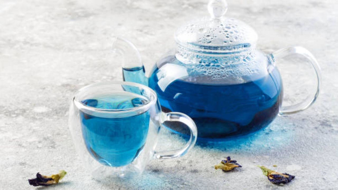 धावपळीच्या जीवनशैलीमुळे मानसिक तणाव वाढण्याची शक्यता असते. हा ताण कमी करण्यासाठी निळ्या रंगाच्या चहाचे सेवन करावे. चहाच्या आकर्षक रंगामुळे शरीराला अनेक फायदे होतात. 