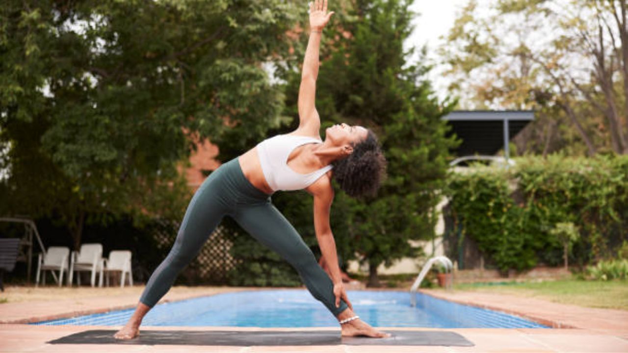 तासनतास एका जागेवर बसून पाठीमध्ये खूप जास्त वेदना होतात.याशिवाय पाठीच्या कण्याला पोक येतो. या सर्व समस्यांपासून आराम मिळवण्यासाठी नियमित त्रिकोणासन करावे.