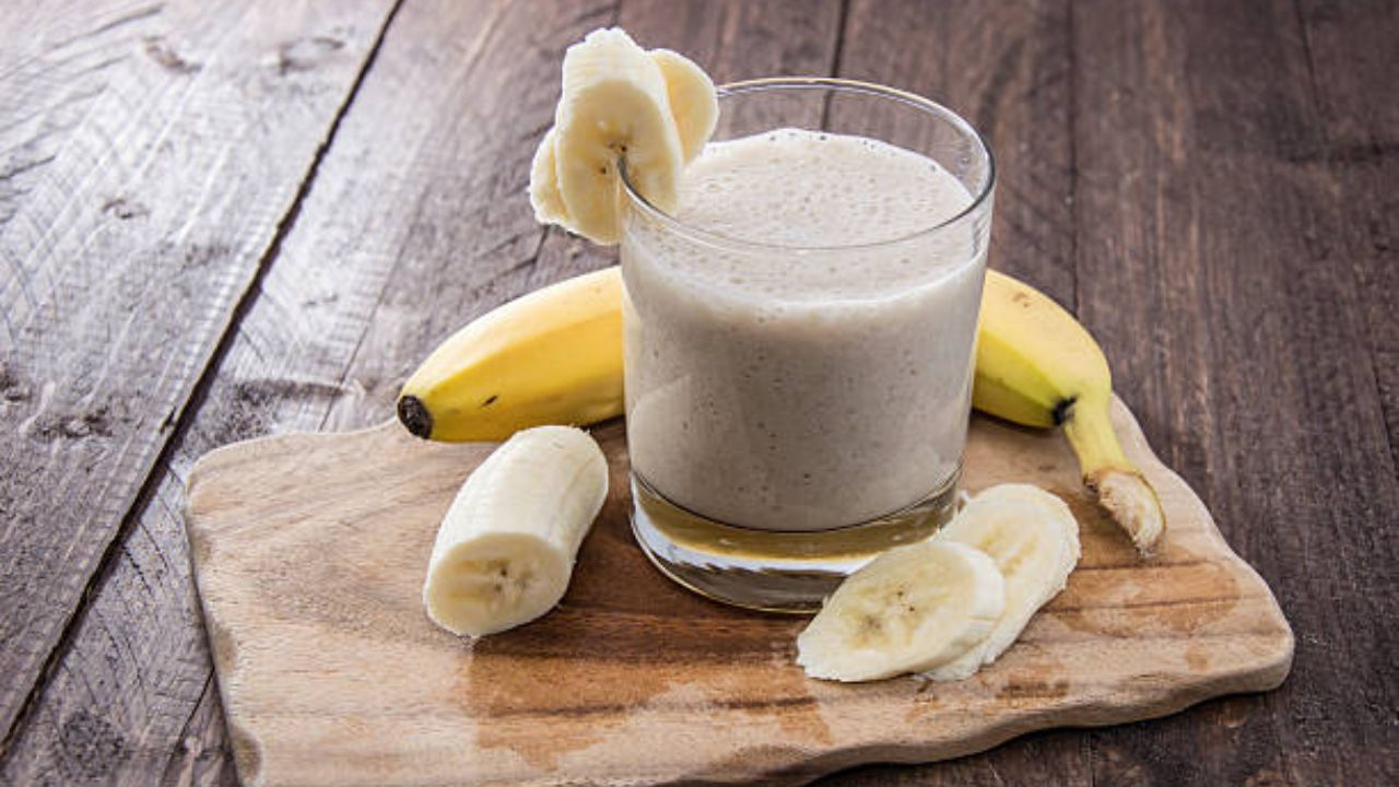 हिवाळ्यात केळी खाऊ नये. केळी खाल्ल्यामुळे कफ वाढून सतत सर्दी किंवा खोकला होतो. वारंवार होणाऱ्या खोकल्यामुळे शरीराला हानी पोहचते. तसेच केळ आणि दुधाचे मिश्रण एकत्र प्यायल्यामुळे घशात जडपणा, रक्तसंचय आणि कफ वाढतो.