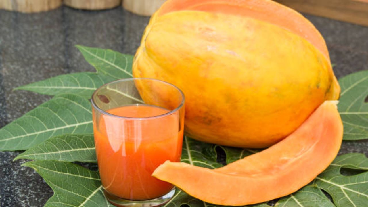 पपईमध्ये विटामिन ए आणि बीटा-कॅरोटीन इत्यादी अनेक घटक आढळून येतात, ज्यामुळे डोळ्यांची दृष्टी सुधारते. वय वाढल्यानंतर मोतीबिंदू किंवा काच बिंदू होण्याची जास्त शक्यता असते. या सर्वच समस्यांपासून आराम मिळवण्यासाठी पपई खावी.