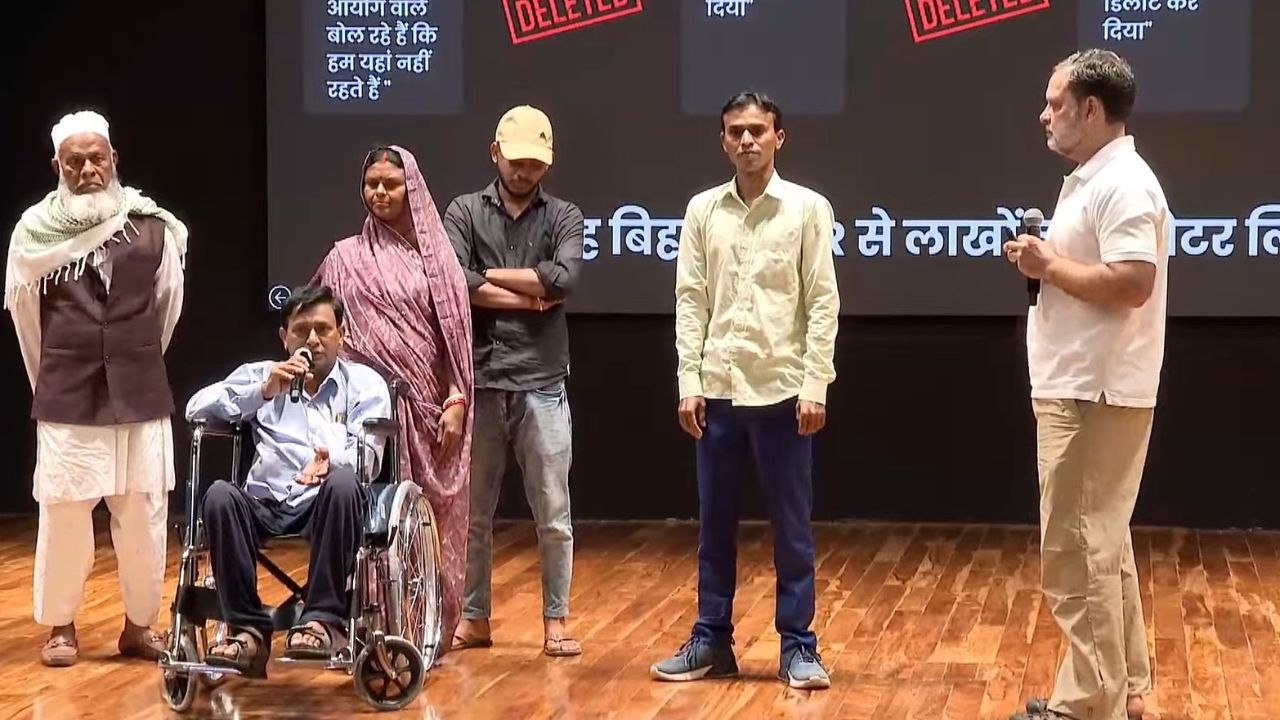 Rahul Gandhi Hydrogen Bomb: हरियाणानंतर बिहारमध्येही मतचोरी होणार! थेट पुरावे दाखवत राहुल गांधीचा गंभीर आरोप