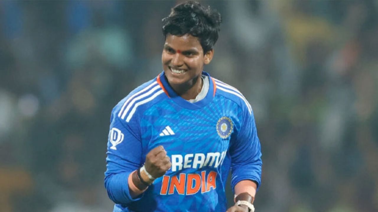 एकाच विश्वचषकात सर्वाधिक विकेट्स घेण्याच्या बाबतीत दीप्ती शर्मा दुसऱ्या क्रमांकावर आहे. जॅकी लॉर्डनेही १९८२ च्या विश्वचषकात २२ विकेट्स घेतल्या. फक्त लिन फुलस्टोननेच तिच्यापेक्षा जास्त विकेट्स घेतल्या आहेत, तिने १९८२ च्या त्याच विश्वचषकात २३ विकेट्स घेतल्या होत्या, म्हणजेच दीप्ती शर्मापेक्षा एक जास्त. फोटो सौजन्य - आयसीसी