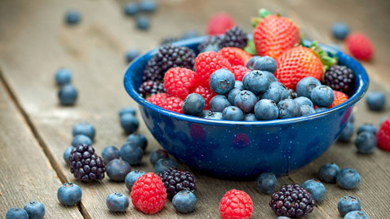 बेरिजमध्ये असलेल्या विटामिन सी मुळे त्वचा कायमच निरोगी राहते. सुंदर आणि चमकदार त्वचेसाठी आहारात कायमच बेरीज खाव्यात. 