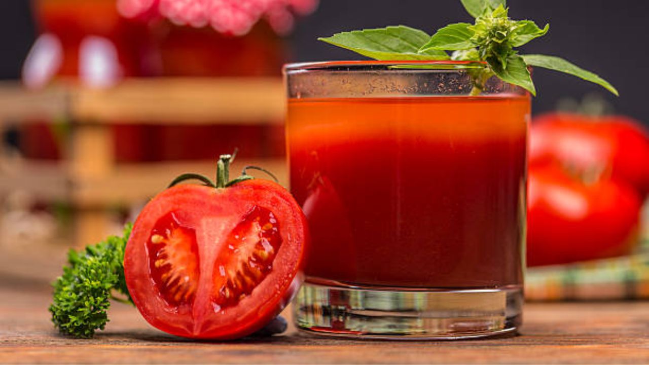 टोमॅटोमध्ये लायकोपिन नावाचे अँटीऑक्सिडंट घटक मोठ्या प्रमाणावर आढळून येतात, ज्यामुळे सूर्याच्या हानिकारक किरणांपासून त्वचेचे रक्षण होते. चेहऱ्यावर वाढलेला टॅन कमी करण्यासाठी टोमॅटो, कोथिंबिरीचा रस प्यावा.