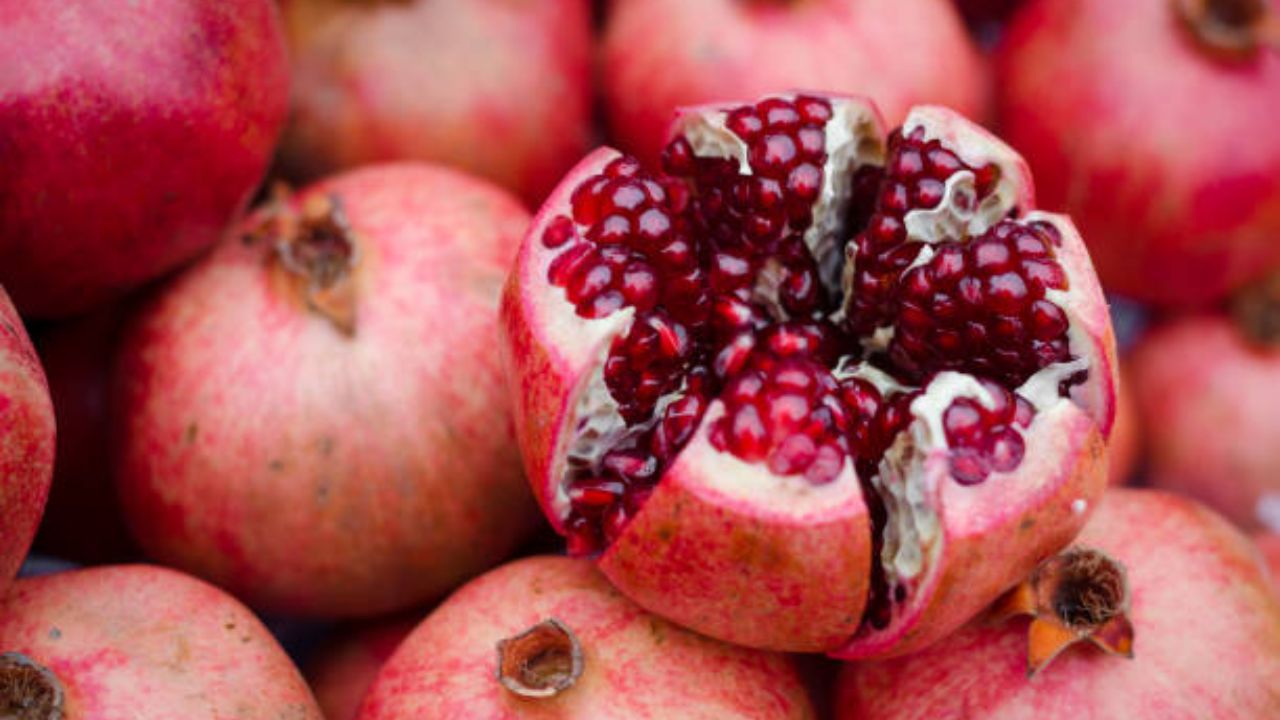 नियमित एक डाळिंब खाल्ल्यास आजारांपासून तुम्ही कायमच दूर राहाल. कारण यामध्ये असलेले गुणकारी घटक आढळून येतात. सकाळी उठल्यानंतर डाळिंबाचा रस पिण्याऐवजी डाळिंबाच्या दाण्यांचे सेवन करावे. 