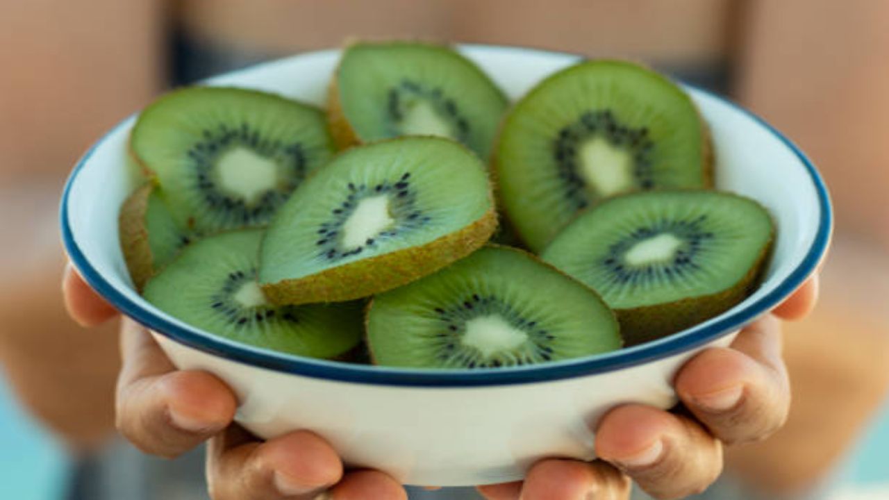 डेंग्यू किंवा पांढऱ्या पेशी कमी झाल्यानंतर किवी खाण्याचा सल्ला दिला जातो. नियमित एक किवी खाल्ल्यास कमी झालेल्या पांढऱ्या पेशी झपाट्याने वाढण्यास मदत होईल.