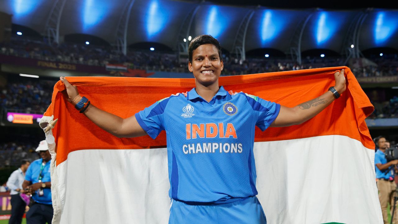 महिला विश्वचषक स्पर्धेच्या अंतिम सामन्यात गोलंदाजाने पाच विकेट्स घेण्याची ही दुसरी वेळ आहे. याआधीचा सर्वोत्तम विक्रम इंग्लंडच्या अन्या श्रुबसोलचा २०१७ च्या विश्वचषक स्पर्धेतील ४६ धावांवर ६ बळींचा होता. शर्माने पाच विकेट्स घेतल्या आणि अर्धशतकही केले. फोटो सौजन्य - आयसीसी