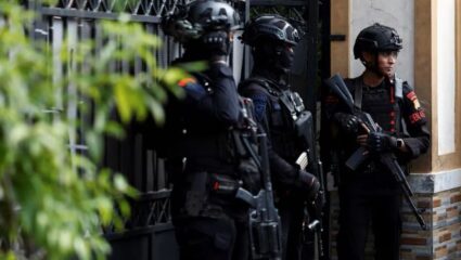 Jakarta Bomb blast: इंडोनेशियाची राजधानी जकार्तात प्रार्थनेदरम्यान बॉम्बस्फोट; परिसरात सापडले AK-47 अन् स्फोटके