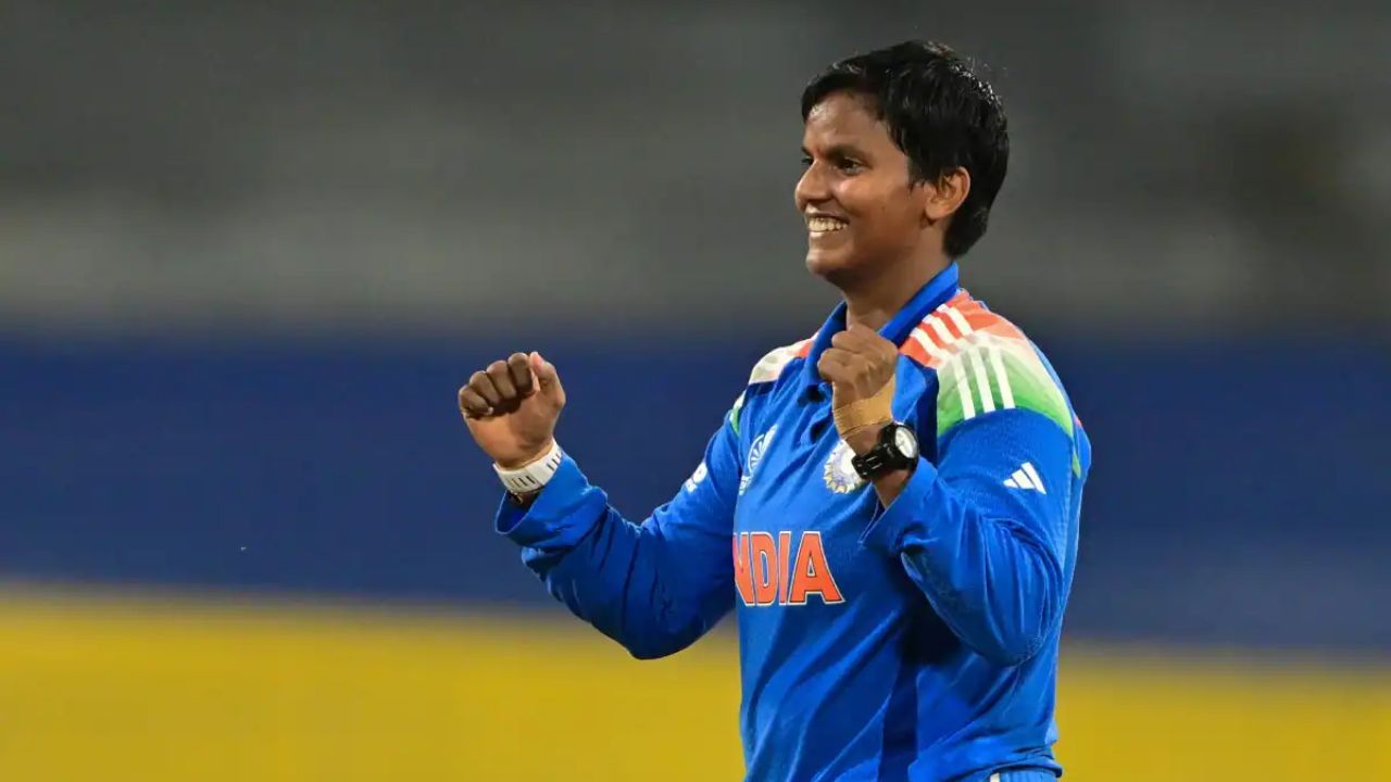 पहिल्यांदाच भारताच्या मुली क्रिकेटमध्ये विश्वविजेत्या ठरल्या. या ऐतिहासिक विजयात संपूर्ण संघाने, त्यातील प्रत्येक सदस्याने योगदान दिले असले तरी, अष्टपैलू दीप्ती शर्माने असे काही केले जे आजपर्यंत क्रिकेटच्या इतिहासात कधीही घडले नव्हते. फोटो सौजन्य - आयसीसी