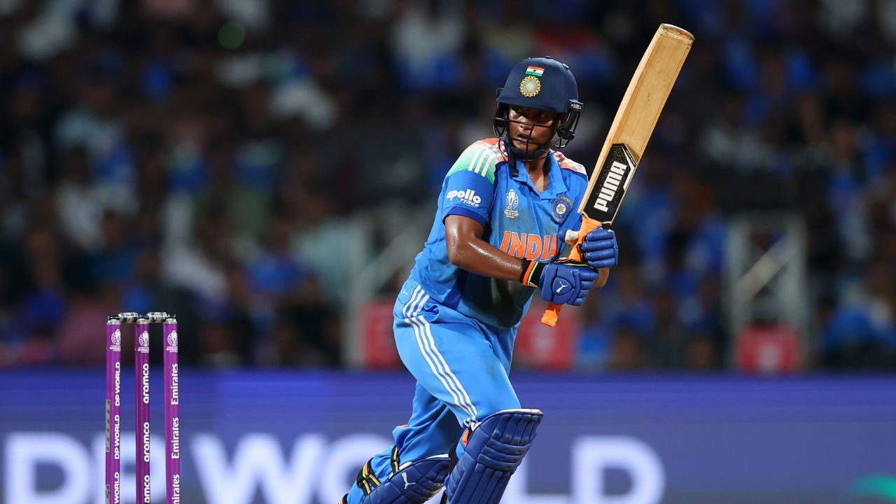 प्रथम फलंदाजी करताना भारताने ७ बाद २९८ धावा केल्या आणि ४६ व्या षटकात दक्षिण आफ्रिकेचा संघ २४६ धावांवर गुंडाळला. दीप्ती शर्माने दक्षिण आफ्रिकेची शेवटची विकेट नॅडिन डी क्लार्क घेताच, संपूर्ण देश आनंदात रमला. फोटो सौजन्य - आयसीसी