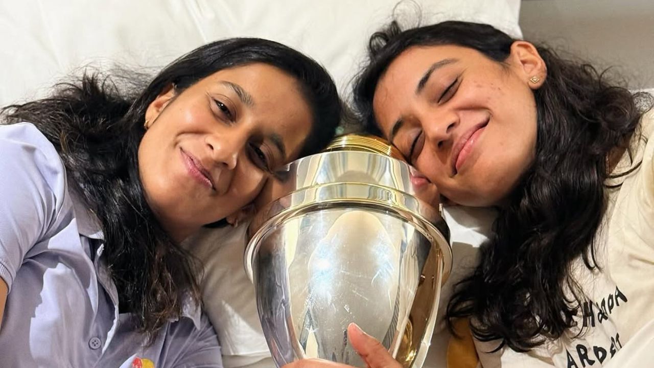 भारताची उपकर्णधार स्मृती मानधना हीने तिच्या इंस्टाग्राम एक फोटो शेअर केला आहे. या फोटोमध्ये जेमिमा रोड्रिग्ज आणि स्मृती दोघीही ट्राॅफीला मिठी मारताना दिसत आहेत. यामध्ये तिने लिहीले आहे की शुभ प्रभात जग. जेमिमा रोड्रिग्ज आणि स्मृती या दोघीनीही या स्पर्धेमध्ये कमालीची कामगिरी केली आहे. फोटो सौजन्य - इंस्टाग्राम