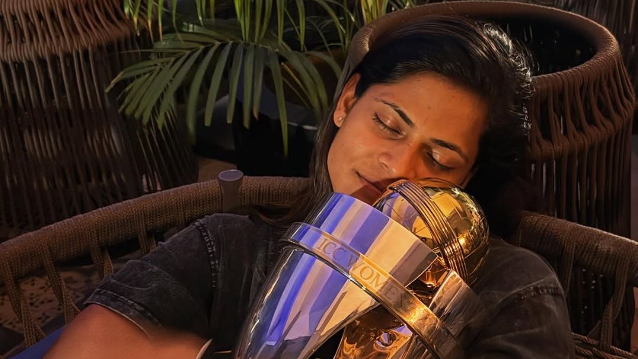 भारतीय संघातील बेस्ट फिल्डर आणि गोलंदाज राधा यादवने तिच्या सोशल मिडियावर फोटो शेअर केला आहे, यामध्ये तिने लिहीले आहे की, एखाद्या गोष्टीला मनापासून मागितले तर संपूर्ण विश्व त्याच्यासाठी लढत असतं, हा फोटो सध्या सोशल मिडियावर फार व्हायरल होत आहे. फोटो सौजन्य - इंस्टाग्राम