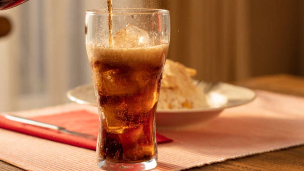 थंडीमध्ये सुद्धा अनेक लोक कोल्ड्रिंक किंवा सोडा पितात. सोडा प्यायल्यामुळे सर्दी खोकला आणि ताप येण्याची शक्यता असते. याशिवाय अतिथंड पदार्थ प्यायल्यामुळे घशात वेदना होतात.