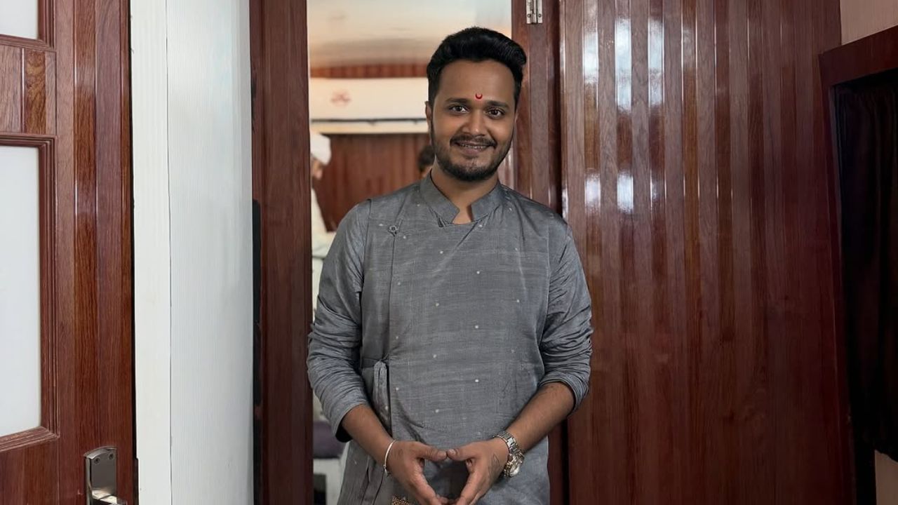 मराठमोळ्या लूकवर त्याने ग्रे रंगाची कुर्ता-पायजमावर  सोनेरी बॉर्डर आणि हलकी चमक असलेली डिझाईन दिसून येत आहे. अंगरखा डिझाईनमध्ये तयार करण्यात आलेला लुक व्यक्तिमत्त्वाला उठावदारपणा देतो. 