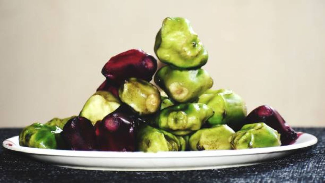 शरीरात निर्माण झालेली लोहाची कमतरता भरून काढण्यासाठी शिंगाडा खावा. यामुळे संपूर्ण शरीराला भरमसाट फायदे होतात.