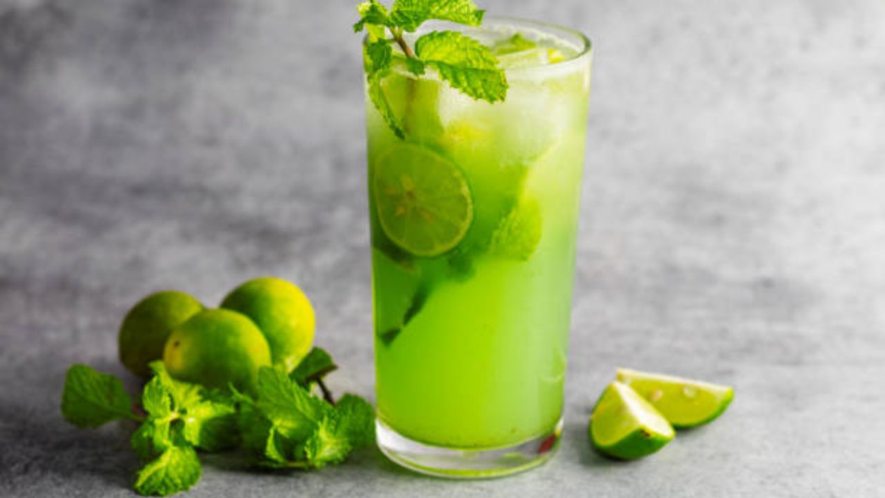 शरीरात साचून राहिलेले विषारी घटक बाहेर काढून टाकण्यासाठी आणि शरीरात कायम थंडावा टिकवून ठेवण्यासाठी काकडी, लिंबू आणि पुदिन्याच्या रसाचे सेवन करावे. या रसाच्या सेवनामुळे त्वचा उजळदार होते.