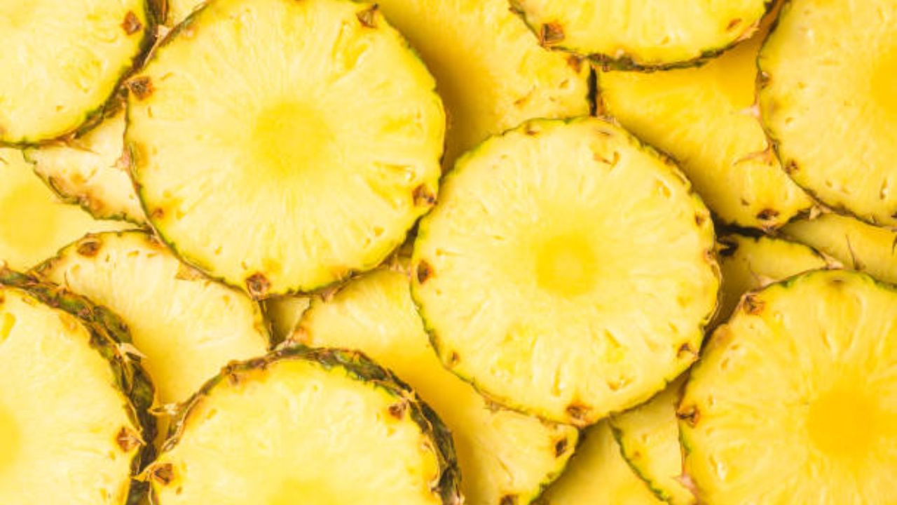 रक्त पातळ करणारी औषधे, अँटीबायोटिक्स आणि दाहक-विरोधी औषधांचे सेवन करणाऱ्या व्यक्तींनी अननसचे अजिबात सेवन करू नये. औषधांसोबत अननस खाल्ल्यास शरीरात बिघाड होण्याची शक्यता असते.